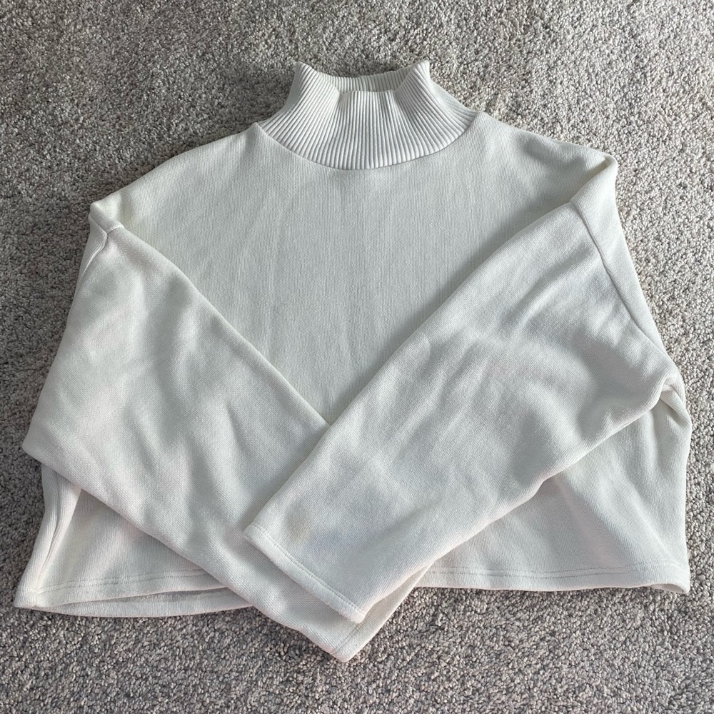 Zara Turtle Neck Cropped White Sweater Size Medium